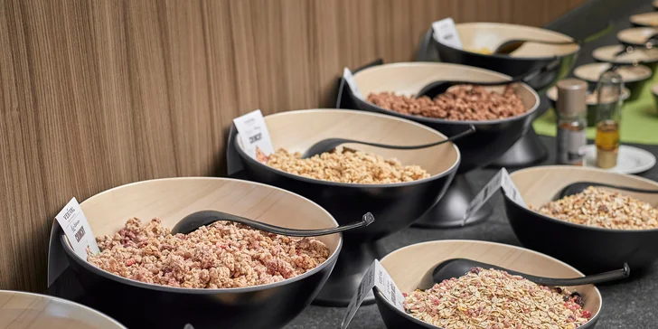 Těšte se na velký výběr různých müsli, ovocných šťáv, jogurtů od farmáře, vajíčka a slaninu z vlastní farmy, tyrolské džemy, med od místních včel...