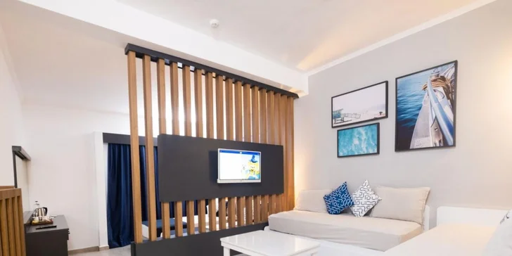 Všechny pokoje jsou vybaveny klimatizací, Wi‑Fi a balkonem či terasou. Nechybí TV, trezor, telefon, minibar či rychlovarná konvice.

