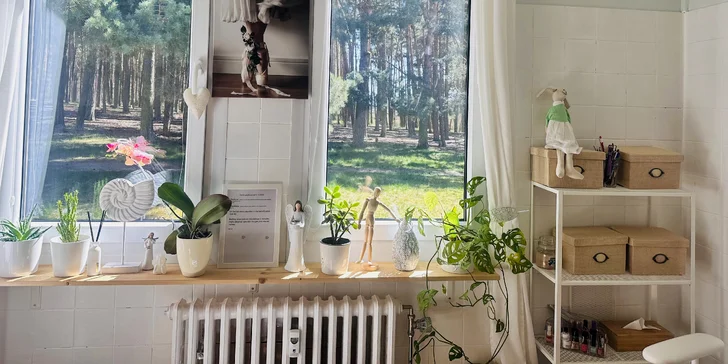 Na místě vás čeká mokrá pedikúra vč. lázně, peelingu a lakování.