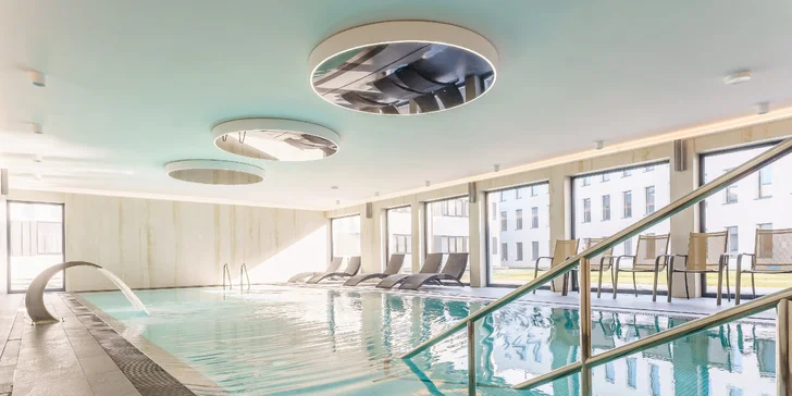 Hotel má vnitřní i venkovní bazén, do obou máte neomezený přístup. 