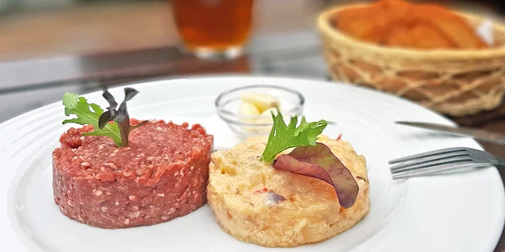 Hovězí a/nebo tvarůžkový tatarák i pivo Richard ve vyhlášené pivovarské restauraci v Brně