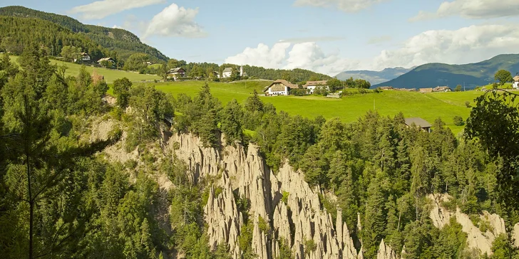 Hotel se nachází v blízkosti zemních pyramid v Segonzanu. Od hotelu k nim dojdete pěšky. 