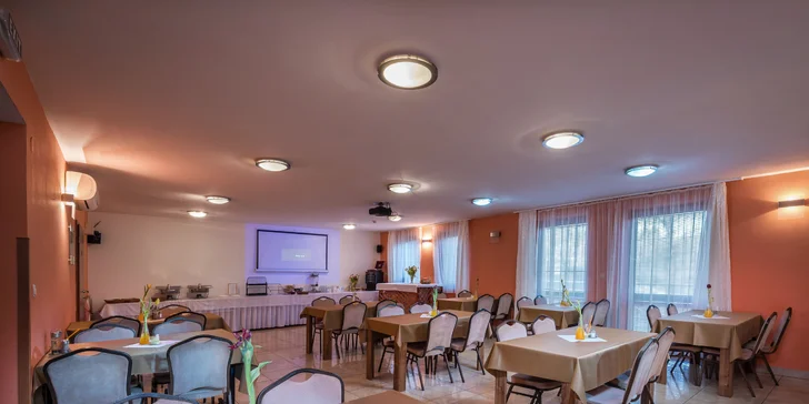 Raňajky sa podávajú formou bufetového stola. Večere sú trojchodové s výberom z viacerých menu.