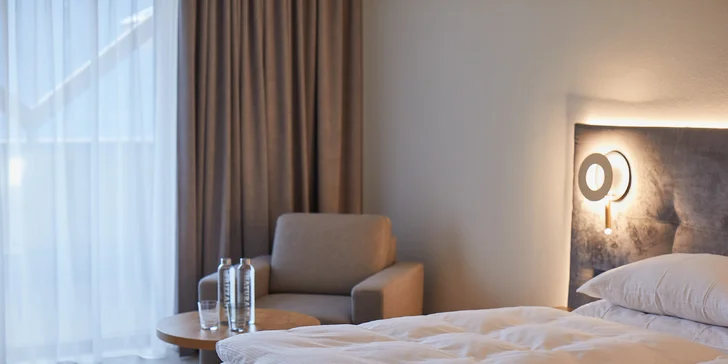 Oba pokoje nabízí moderní koupelnu, elegantní vybavení, TV a připojení na Wi‑Fi. 

