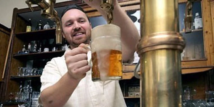 Spisovatelův pravnuk Martin Hašek čepuje Haškův ležák.