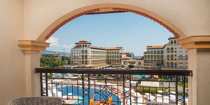Pokoje mají balkon, některé s výhledem na bazén (za příplatek). 