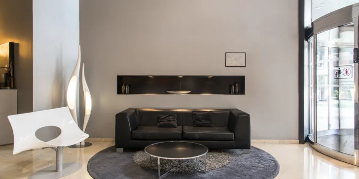 Hotel sa nachádza vedľa nákupného centra s multikinom a posilňovňou.