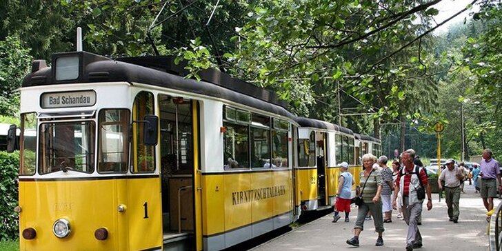 Vyhlídkovou tramvají přes hory k vodopádu Saského Švýcarska