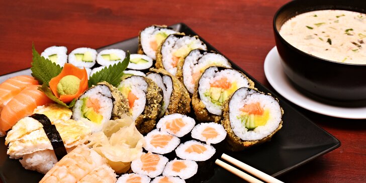 Pestrý set pro 2 plný dobrot z Asie: polévka, tempura, sushi i dezert