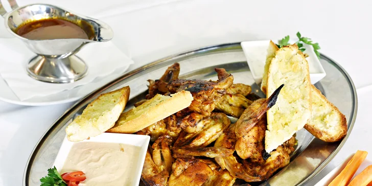Křídla s pikantní omáčkou v restauraci u Národního divadla: 1, 2 nebo 4 kg