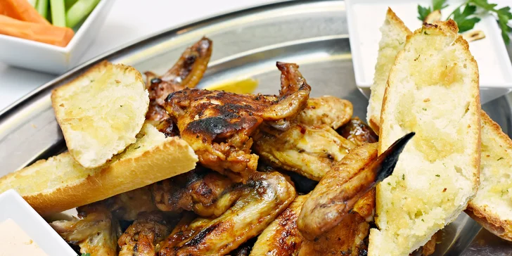 Křídla s pikantní omáčkou v restauraci u Národního divadla: 1, 2 nebo 4 kg