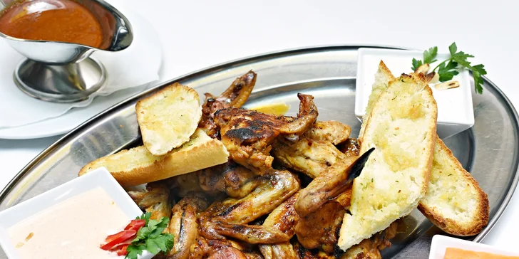 Křídla s pikantní omáčkou v restauraci u Národního divadla: 1, 2 nebo 4 kg