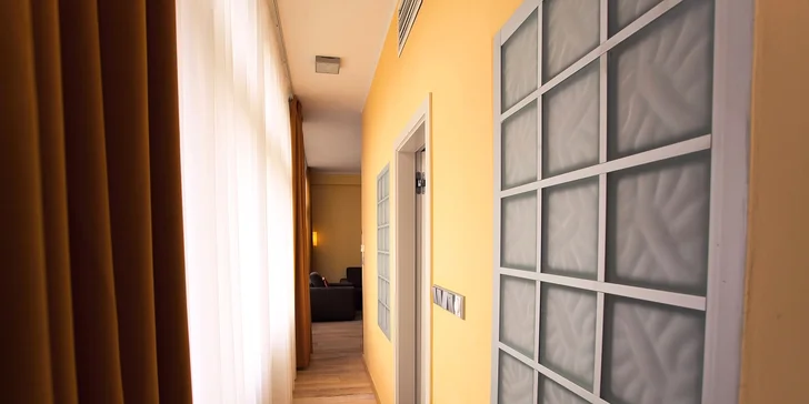 Romantika s porcí luxusu pro 2: Apartmán s jacuzzi a večeří v centru Prahy