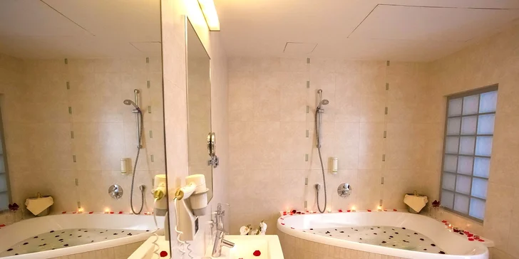 Romantika s porcí luxusu pro 2: Apartmán s jacuzzi a večeří v centru Prahy
