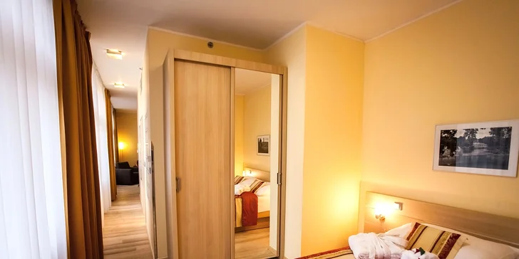 Romantika s porcí luxusu pro 2: Apartmán s jacuzzi a večeří v centru Prahy