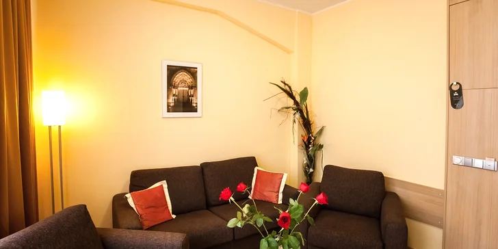 Romantika s porcí luxusu pro 2: Apartmán s jacuzzi a večeří v centru Prahy