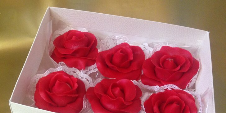 Exkluzivní kolekce marcipánových maxi růží s čerstvými jahodami