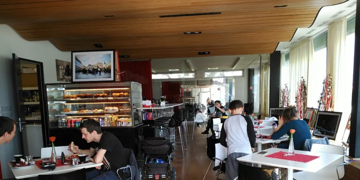Letní svačinka se sladkou tečkou: panini, salát, muffin i domácí limonády