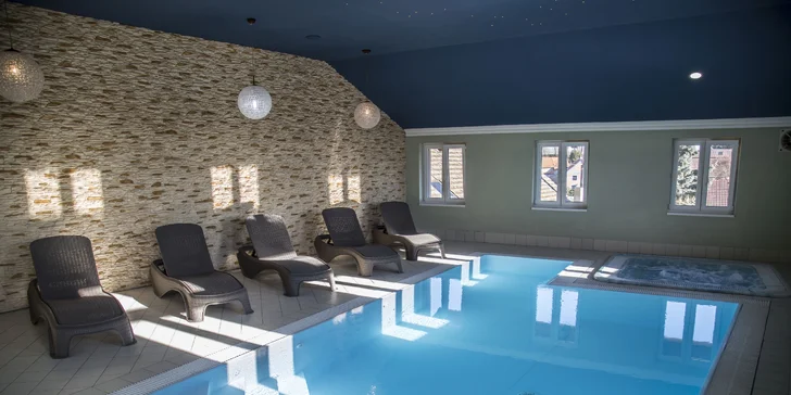 Bazén není součástí wellness, vstup do něj si ale můžete dokoupit - stejně jako masáže.