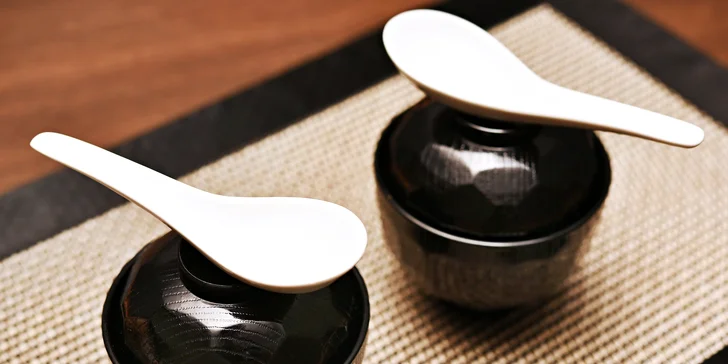 Samurai menu pro 2 sushi bojovníky: 38 ks sushi, polévka, salát i dezert