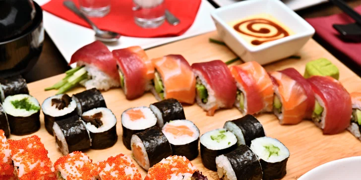 Samurai menu pro 2 sushi bojovníky: 38 ks sushi, polévka, salát i dezert