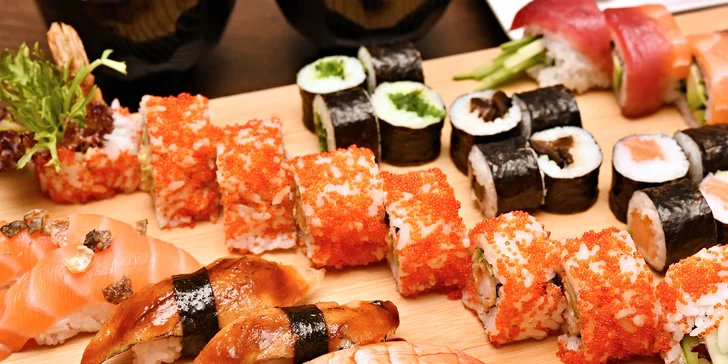 Samurai menu pro 2 sushi bojovníky: 38 ks sushi, polévka, salát i dezert