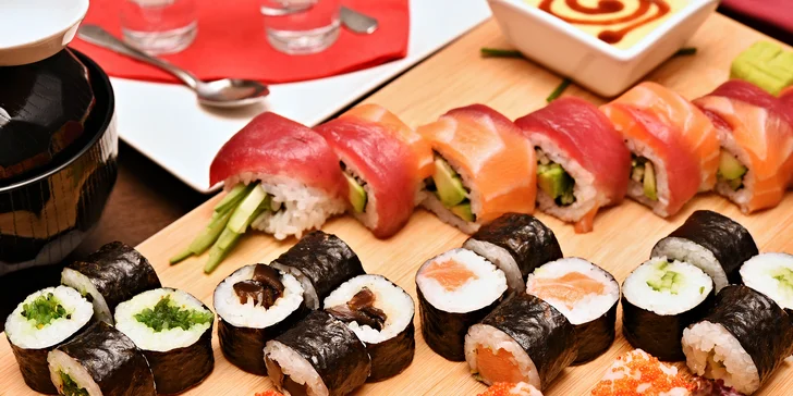 Samurai menu pro 2 sushi bojovníky: 38 ks sushi, polévka, salát i dezert