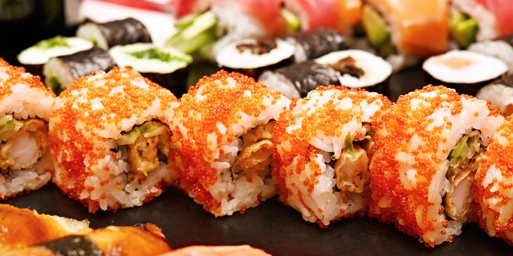 Samurai menu pro 2 sushi bojovníky: 38 ks sushi, polévka, salát i dezert