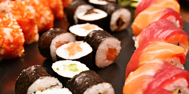 Samurai menu pro 2 sushi bojovníky: 38 ks sushi, polévka, salát i dezert