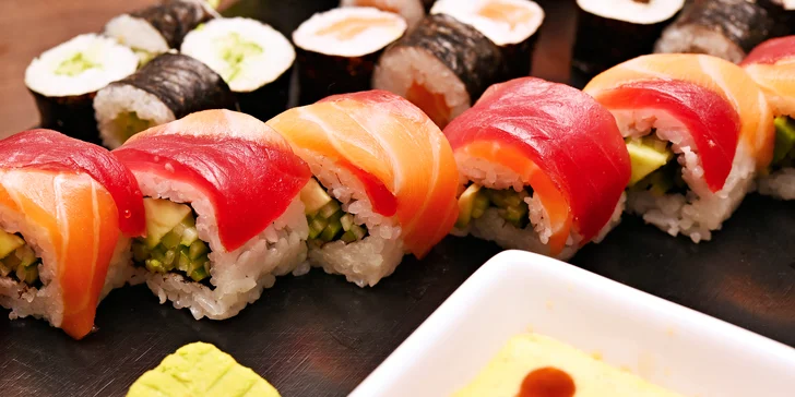 Samurai menu pro 2 sushi bojovníky: 38 ks sushi, polévka, salát i dezert
