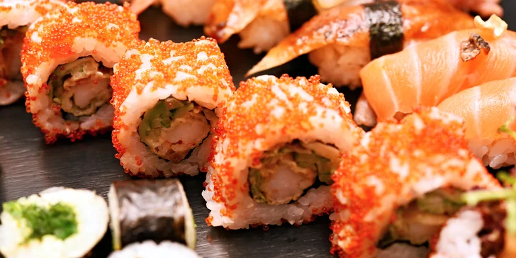 Samurai menu pro 2 sushi bojovníky: 38 ks sushi, polévka, salát i dezert