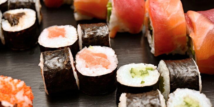 Samurai menu pro 2 sushi bojovníky: 38 ks sushi, polévka, salát i dezert