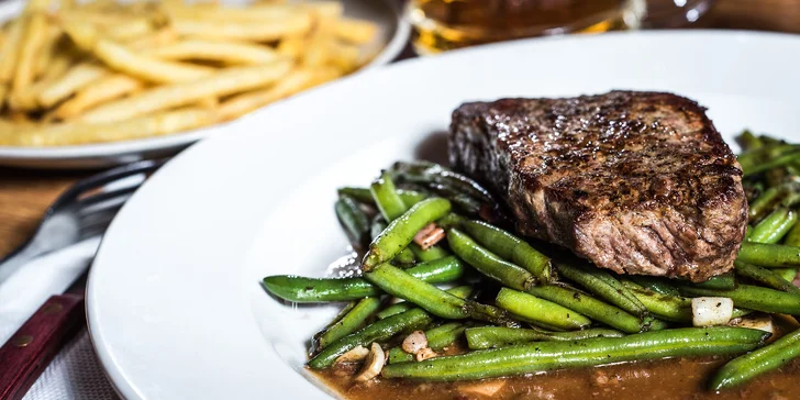 Požitek ze šťavnatého masa: Sirloin steak z mladého býčka v centru Brna