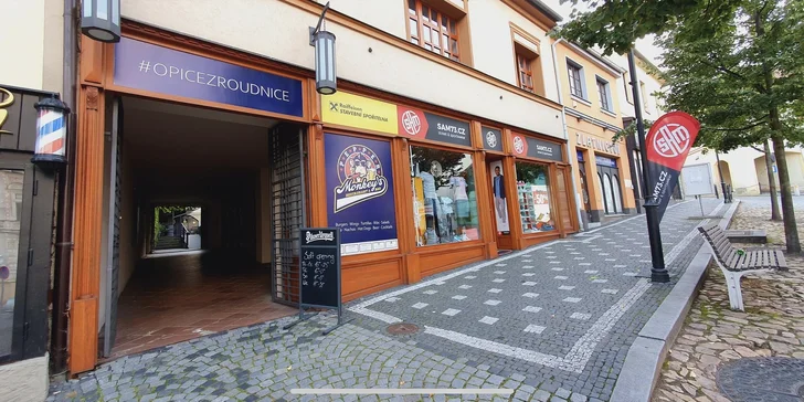 Podnik najdete přímo na Karlově náměstí v Roudnici nad Labem