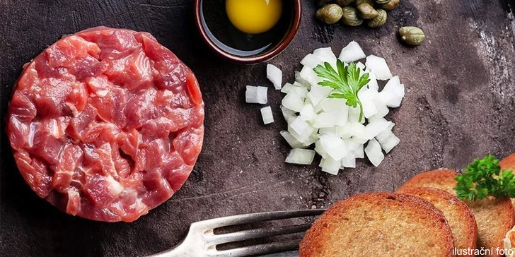 300g tatarák z hovězího mixu a 6 topinek v hudebním klubu