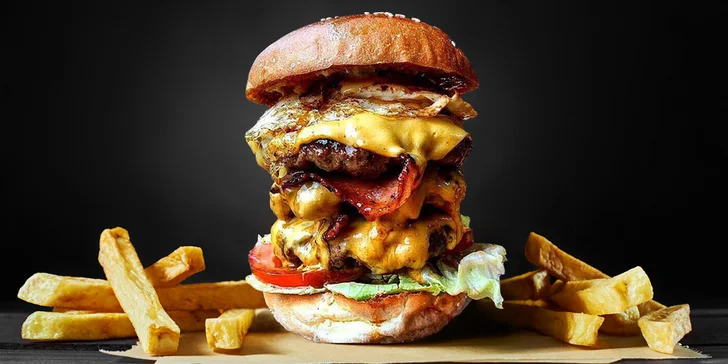 Bulldog Challenge Burger s trojitou porcí hovězího, vajec i sýru + hranolky