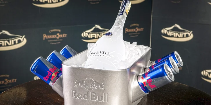 Tahle párty bude mít říz: litr prvotřídní vodky Pravda a Red Bull v Infinity baru