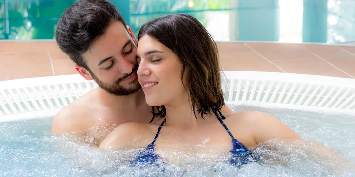 Luxusní privátní wellness pro 2 až 4 osoby: bazén, sauna a vířivka jen pro vás