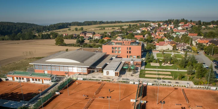 120 min. aktivní relaxace pro 2: Tenis a plavání v krásném sportovním areálu