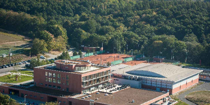 120 min. aktivní relaxace pro 2: Tenis a plavání v krásném sportovním areálu