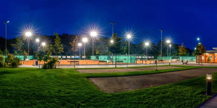 120 min. aktivní relaxace pro 2: Tenis a plavání v krásném sportovním areálu