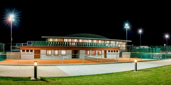 120 min. aktivní relaxace pro 2: Tenis a plavání v krásném sportovním areálu