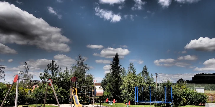 120 min. aktivní relaxace pro 2: Tenis a plavání v krásném sportovním areálu