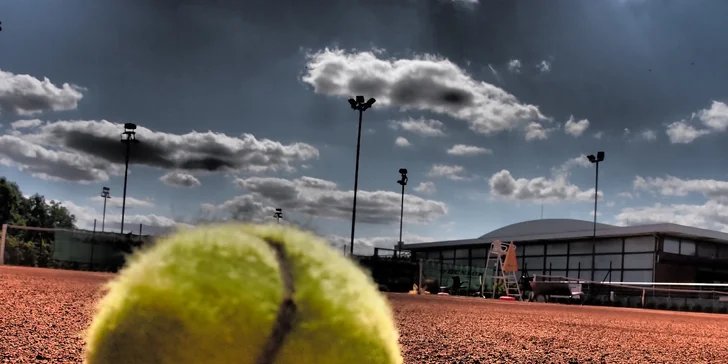 120 min. aktivní relaxace pro 2: Tenis a plavání v krásném sportovním areálu