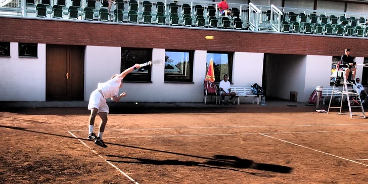 120 min. aktivní relaxace pro 2: Tenis a plavání v krásném sportovním areálu