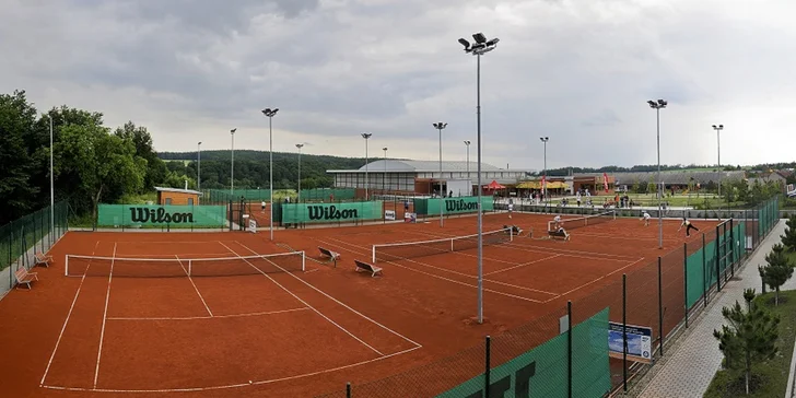 120 min. aktivní relaxace pro 2: Tenis a plavání v krásném sportovním areálu