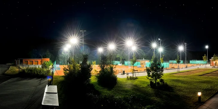 120 min. aktivní relaxace pro 2: Tenis a plavání v krásném sportovním areálu