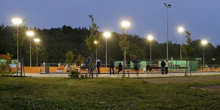 120 min. aktivní relaxace pro 2: Tenis a plavání v krásném sportovním areálu
