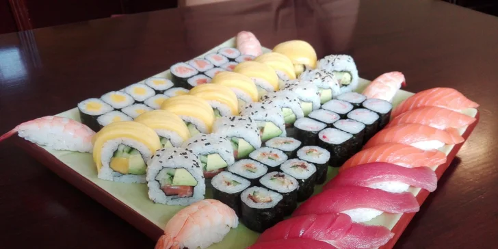 Sushi na Pernštýnském náměstí: 24, 40 či 60 ks s lososem, krevetou i mangem