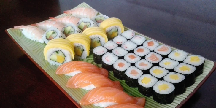 Sushi na Pernštýnském náměstí: 24, 40 či 60 ks s lososem, krevetou i mangem